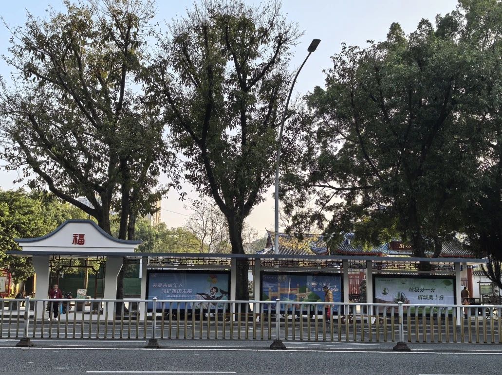 福州候车亭广告深耕软件园高新区触达科技白领人群